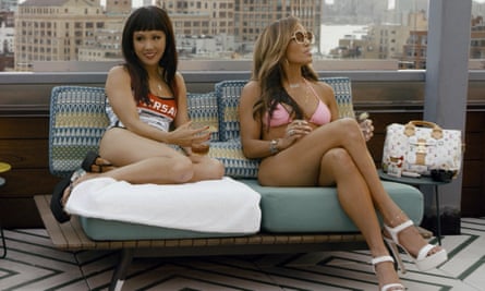 Constance Wu (links) und Jennifer Lopez in Hustlers.