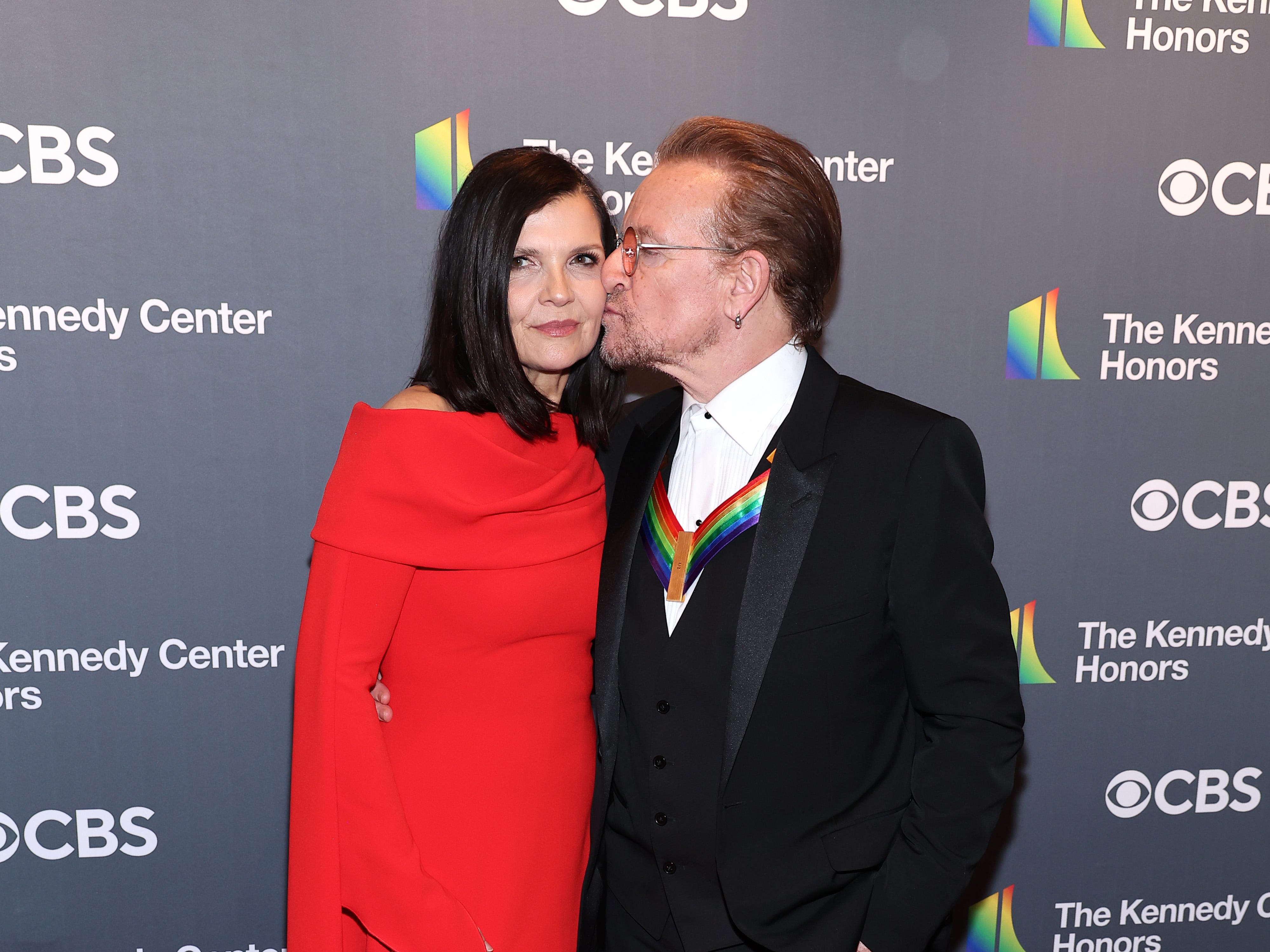 Honoree Bono (R) und Ali Hewson nehmen an der 45. Kennedy Center Honors-Zeremonie im Kennedy Center am 04. Dezember 2022 in Washington, DC Teil.