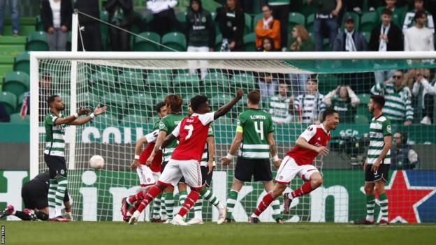 William Saliba feiert nach seinem Tor für Arsenal gegen Sporting Lissabon im Achtelfinal-Hinspiel der Europa League in Portugal