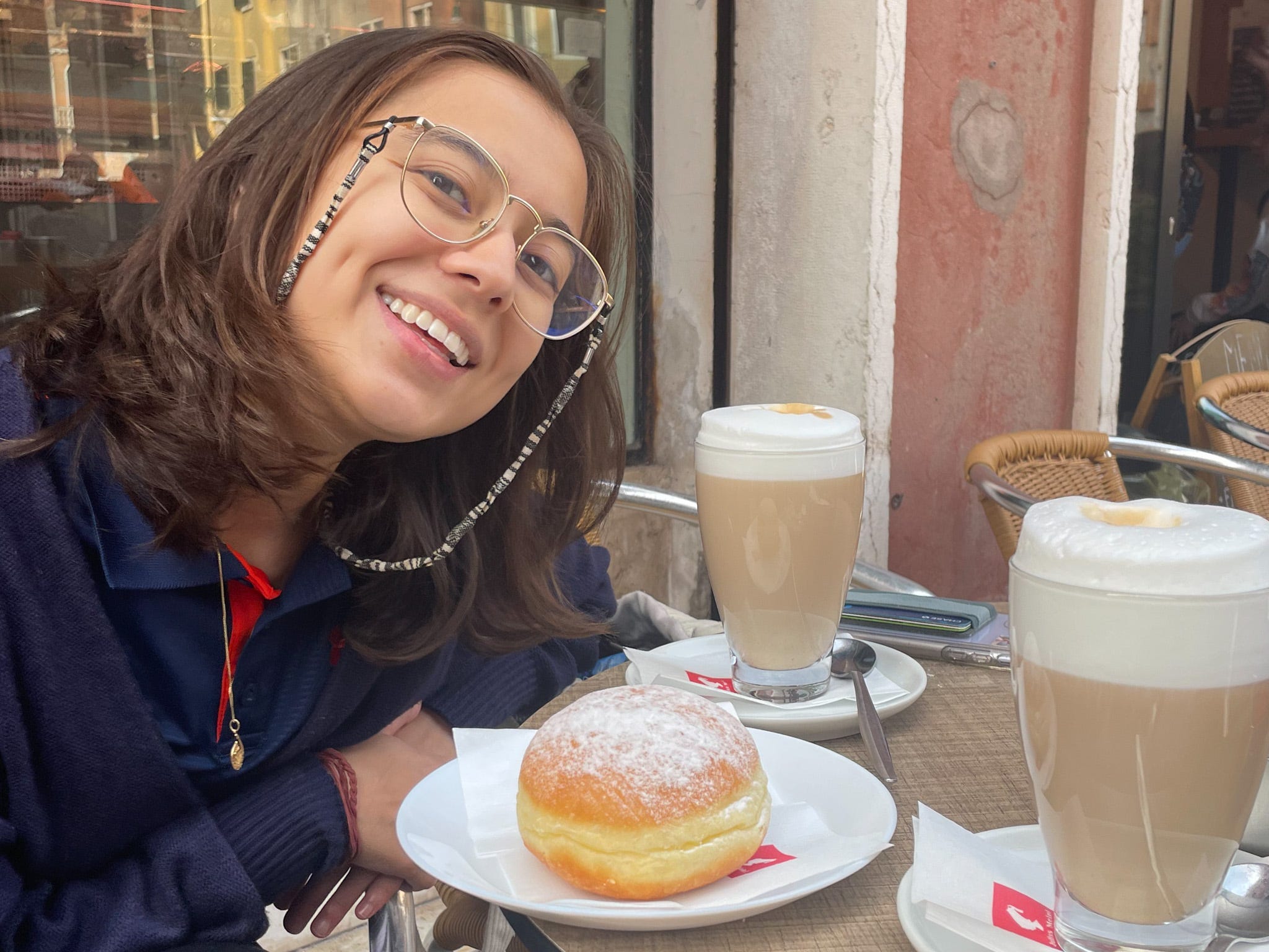 Die Autorin beginnt ihren Tag in Venedig mit einem Latte.