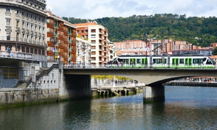 Euskotren-Straßenbahn in Bilbao.