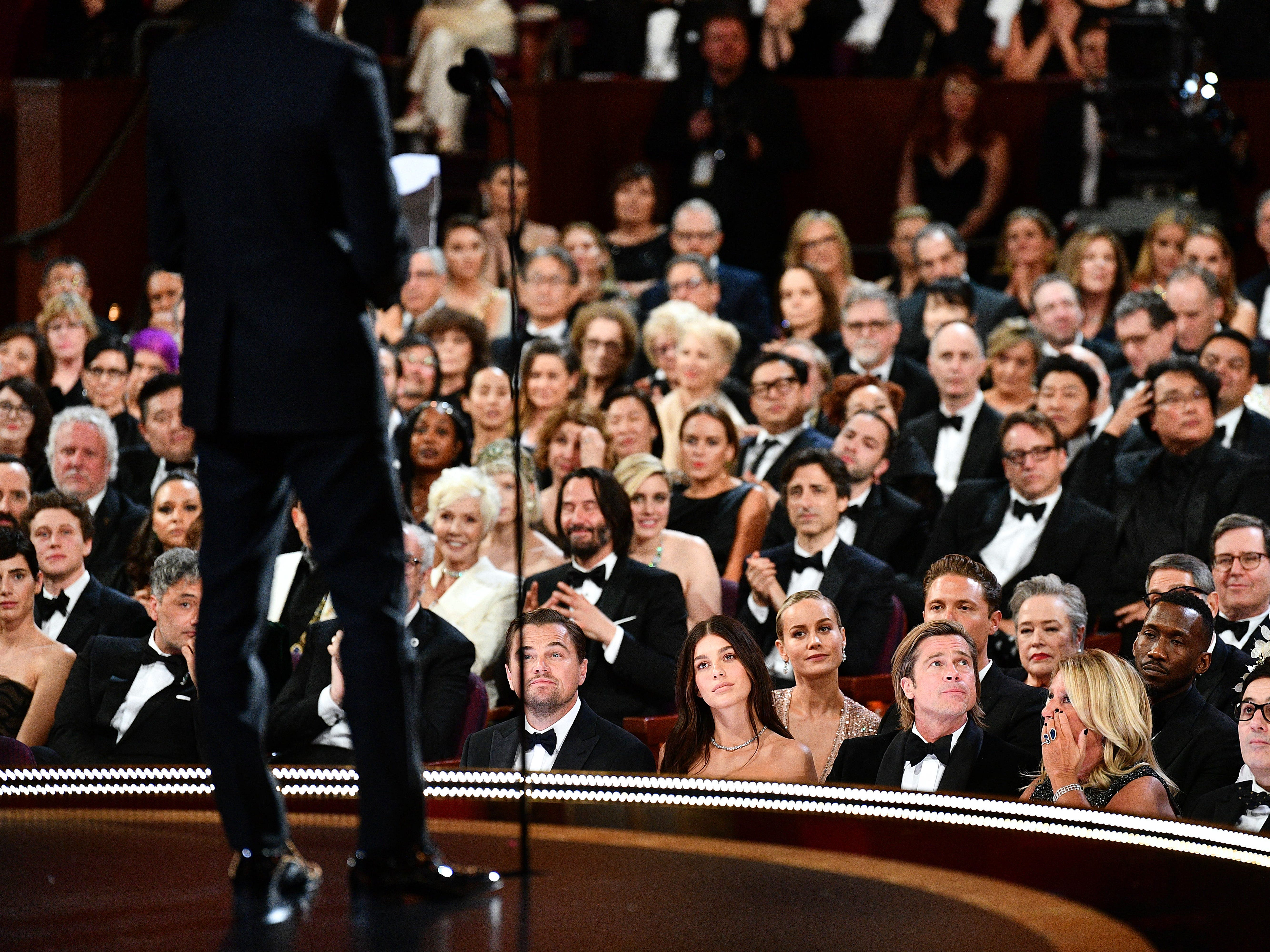 9. FEBRUAR: Auf diesem Handout-Foto von AMPAS sitzen Leonardo DiCaprio, Brie Larson, Brad Pitt, Kathy Bates und Mahershala Ali während der 92. Oscar-Verleihung im Dolby Theatre am 9. Februar 2020 in Hollywood, Kalifornien, im Publikum.
