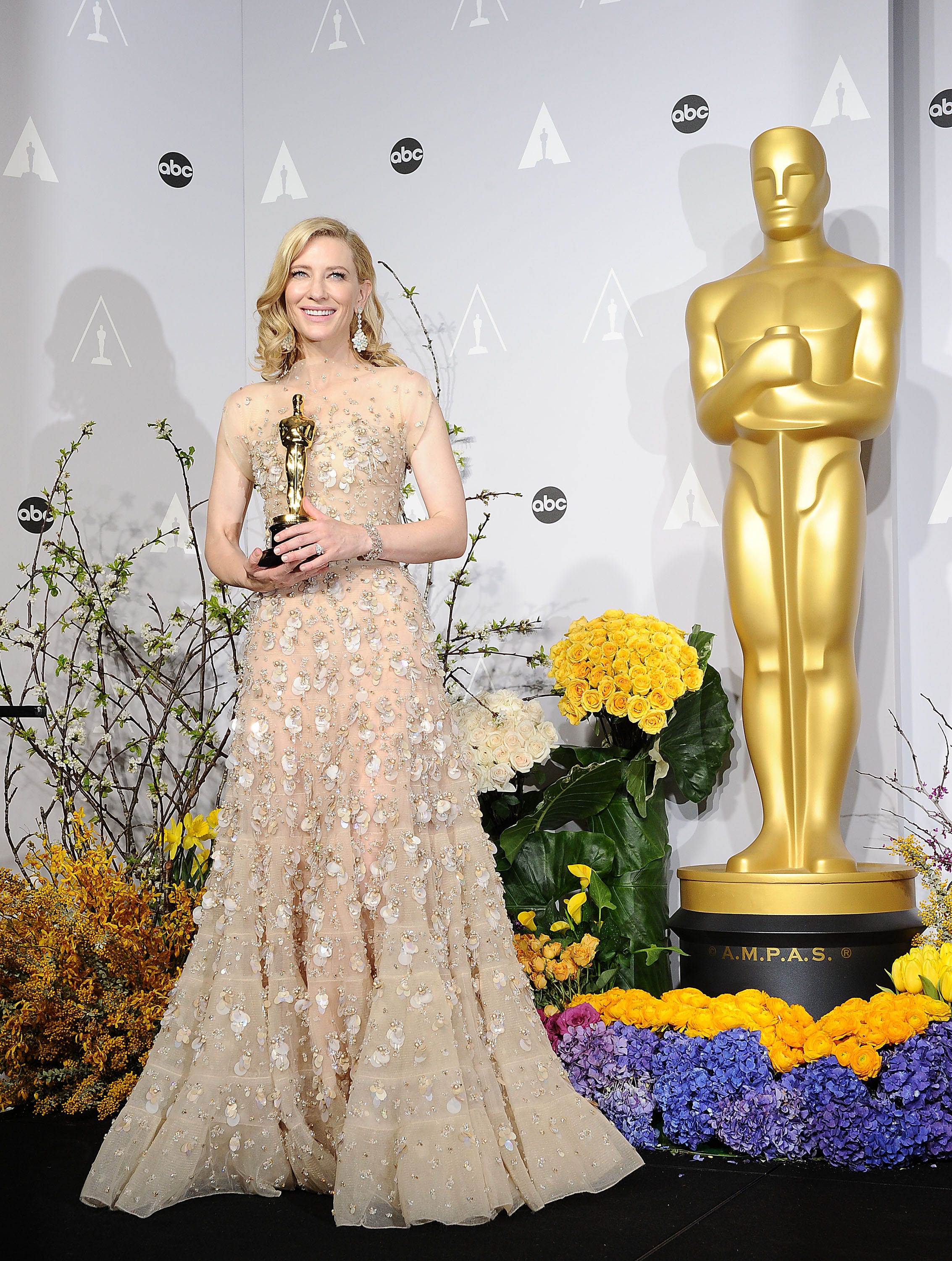 2. MÄRZ: Schauspielerin Cate Blanchett posiert im Presseraum bei den 86. jährlichen Academy Awards im Dolby Theatre am 2. März 2014 in Hollywood, Kalifornien.