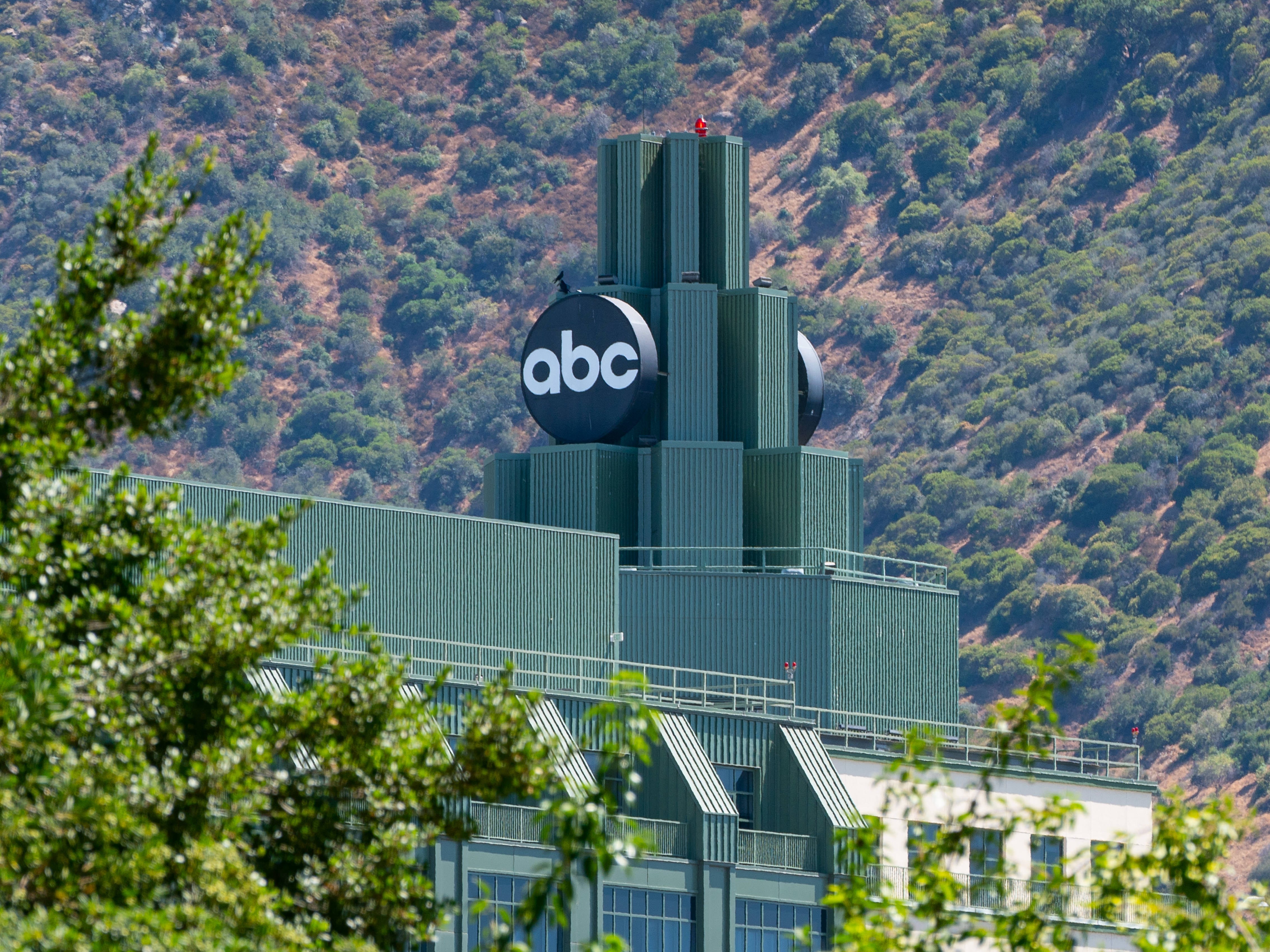 Allgemeine Ansichten des Hauptsitzes von ABC Television auf dem Studiogelände der Walt Disney Company am 24. Juni 2022 in Burbank, Kalifornien.