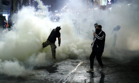Ein Demonstrant wirft am Mittwoch in Tiflis, Georgien, einen Kanister mit Tränengas zurück, während er gegen ein Gesetz zur Transparenz ausländischer Einflussnahme protestiert