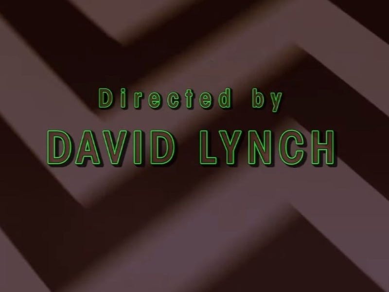 Die Titelkarte „Regie von David Lynch“ in „Twin Peaks“.