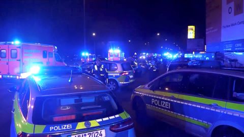 Die Polizei sichert das Gelände nach den tödlichen Schüssen in Hamburg am Donnerstag.