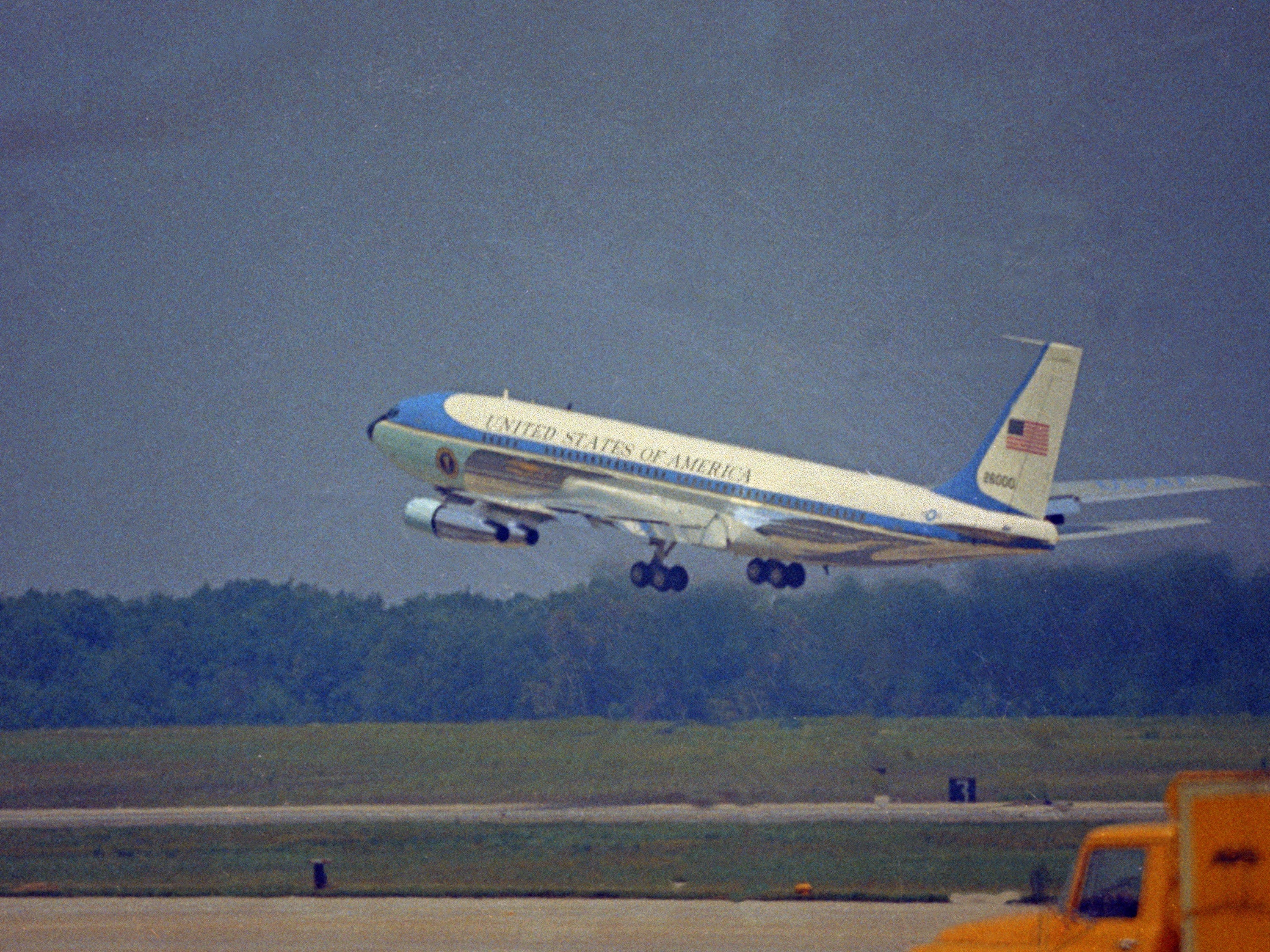 Air Force One, das Flugzeug des Präsidenten der Vereinigten Staaten, wird beim Start im Juni 1968 gesehen.