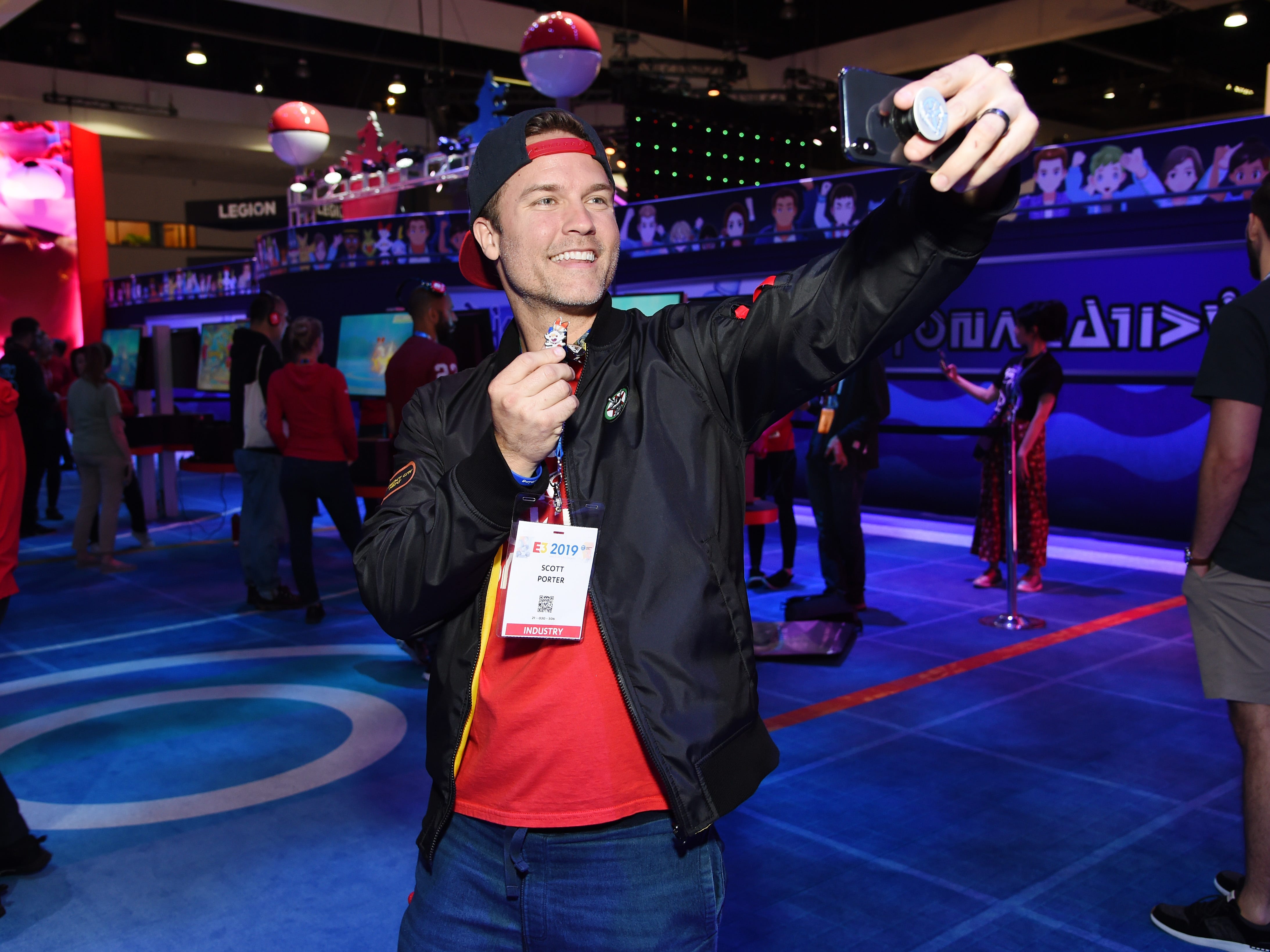 Scott Porter besucht den Nintendo-Stand auf der E3 Gaming Convention 2019.
