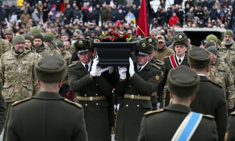 Soldaten tragen den Sarg von Dmytro Kotsiubailo während seines Gedenkgottesdienstes in Kiew