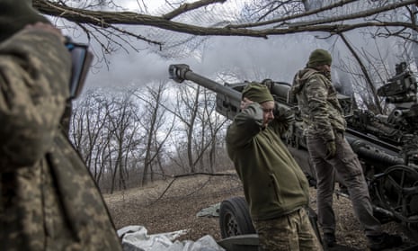 Ukrainische Truppen feuern am Freitag eine Artilleriekanone auf russische Stellungen in der Nähe von Bachmut