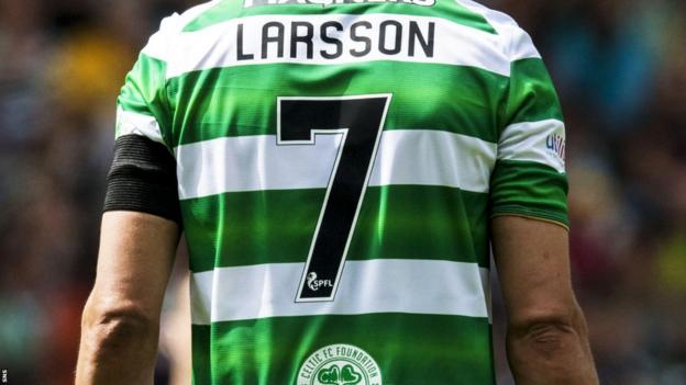Henrik Larsson in einem Celtic-Shirt
