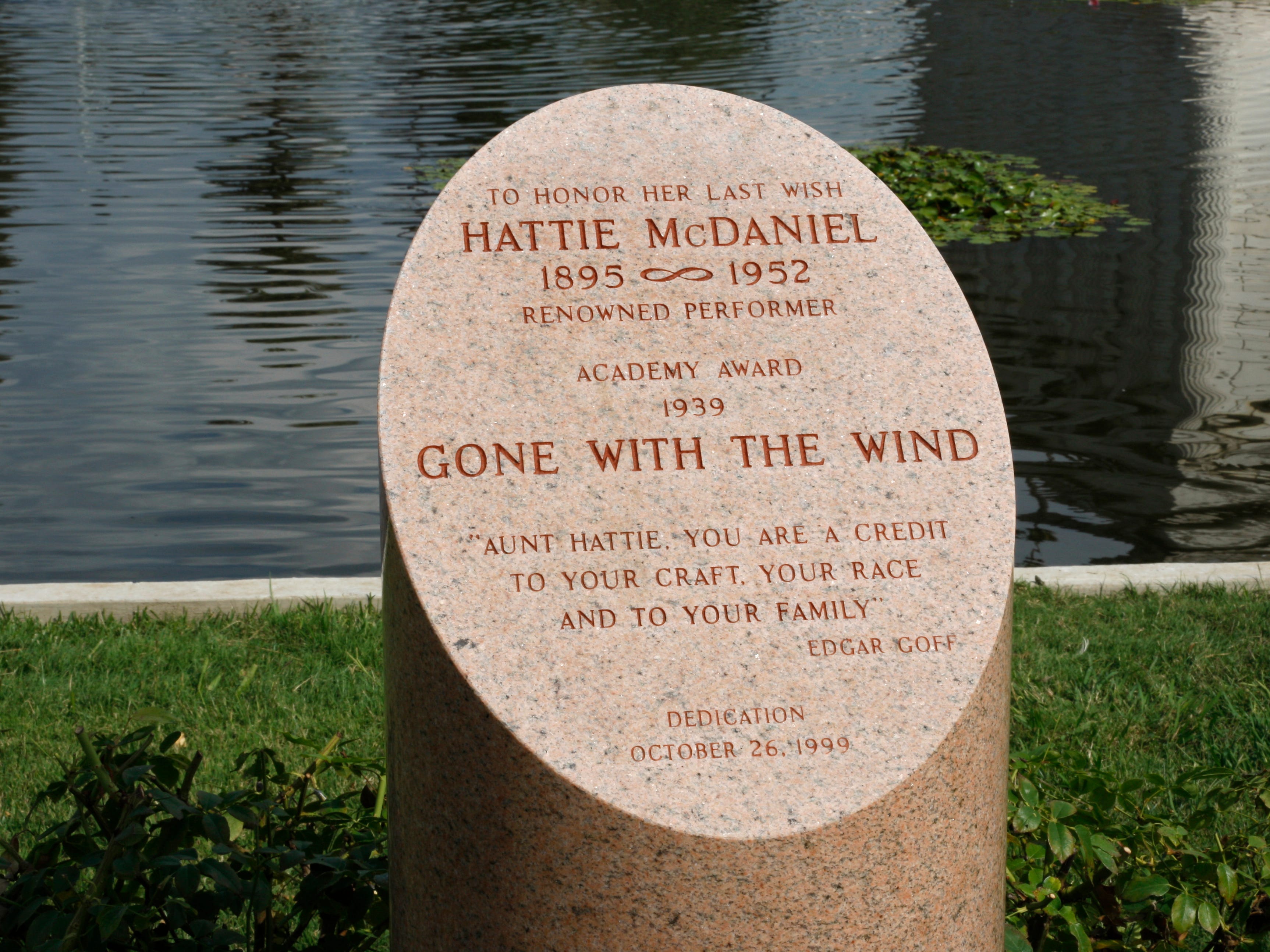 Ein Denkmal für Hattie McDaniel auf dem Hollywood Forever Cemetery.