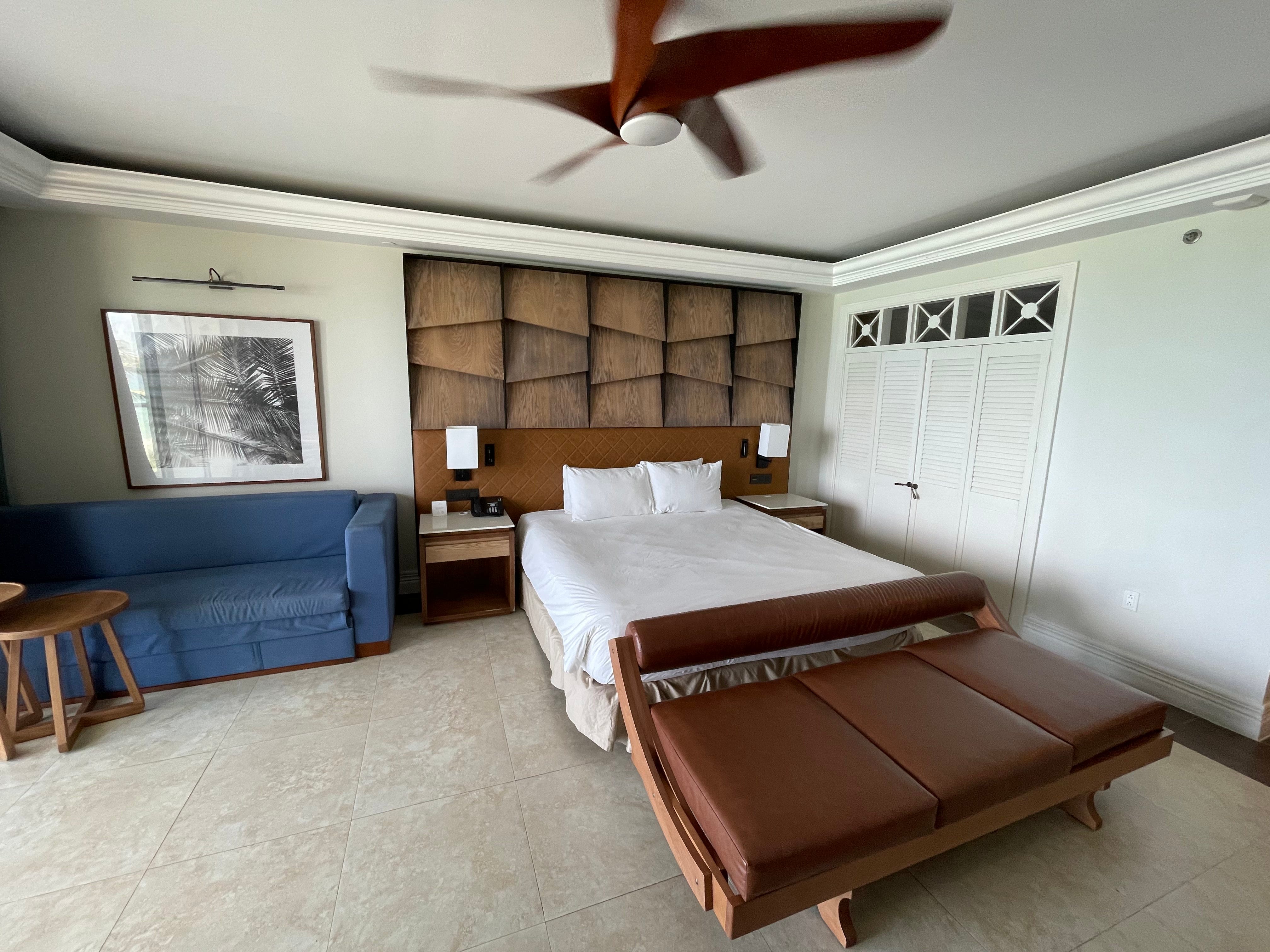 Jewel Grande in Montego Bay, Zimmereinrichtung mit Sitzecke und Bett