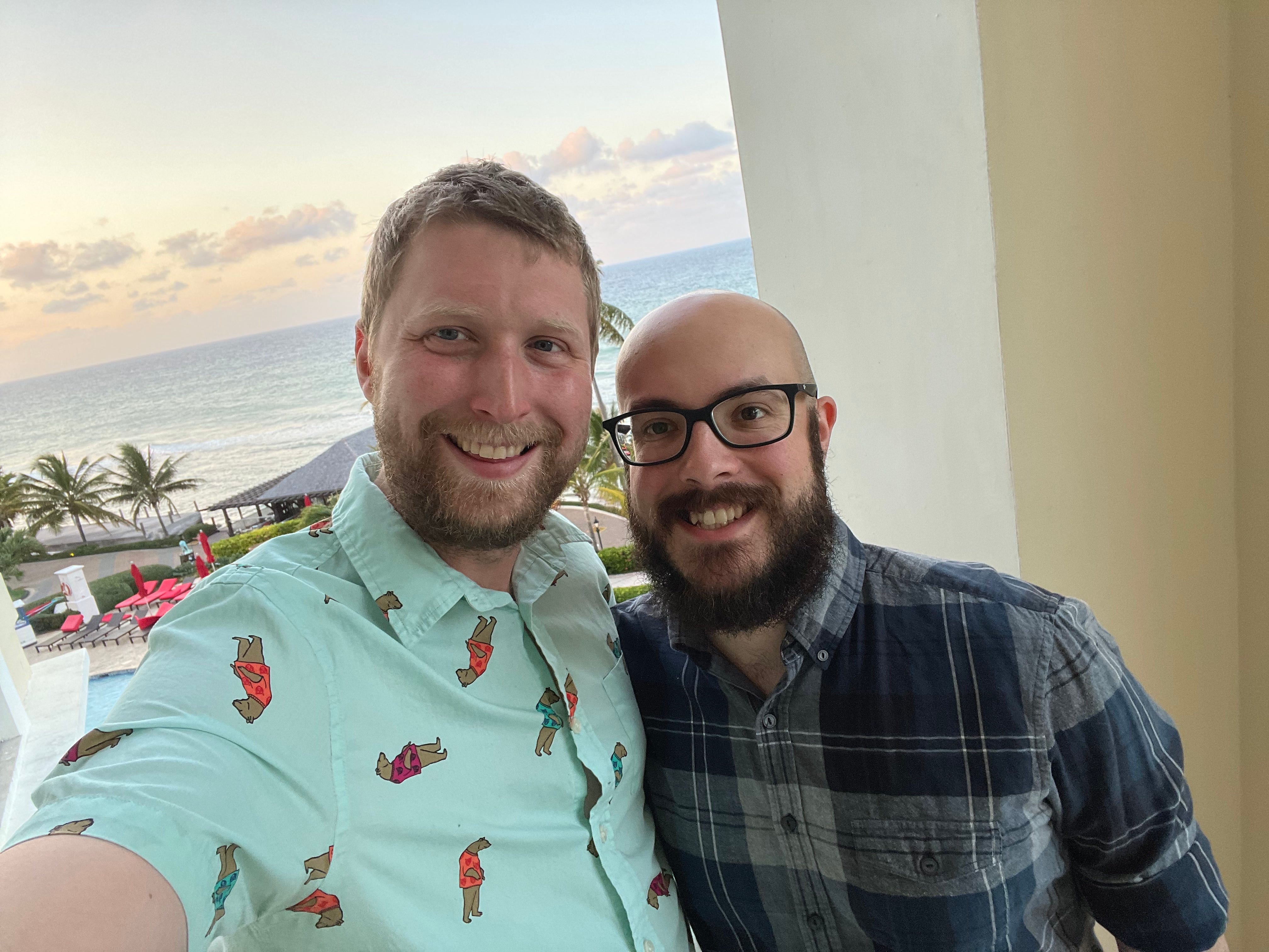 Timothy Moore und sein Ehemann posieren für ein Selfie im Jewel Grande