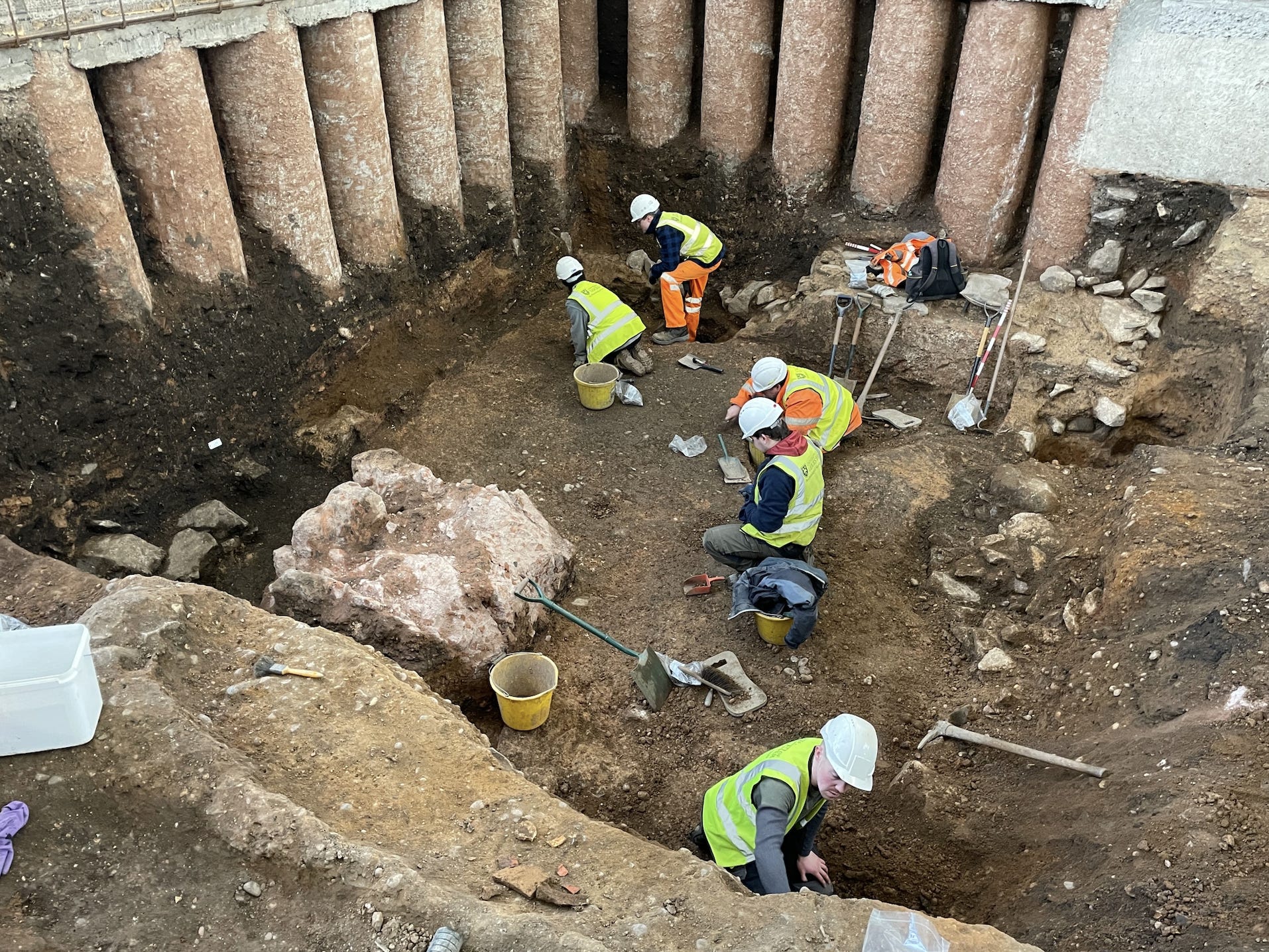 Archäologen der University of Leicester graben einen römischen Keller in der Kathedrale von Leicester aus.