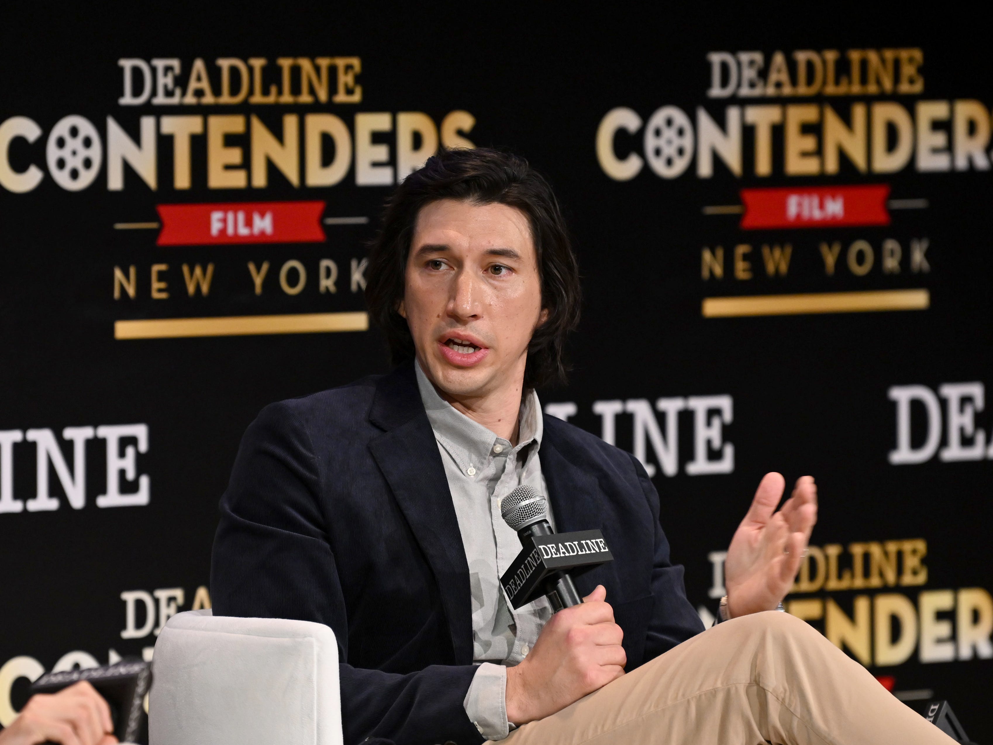Adam Driver spricht auf der Bühne während Deadline Contenders Film: New York am 5. November 2022 in New York City.