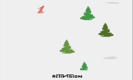 Screenshot von Ataris Skiing-Spiel mit einem roten Skifahrer und grünen Bäumen