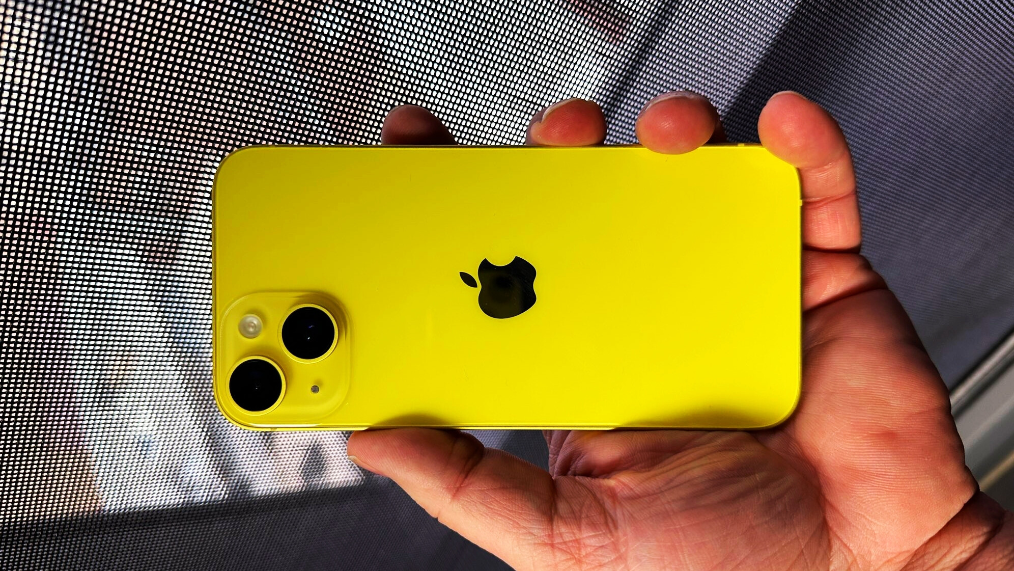 Es wird gemunkelt, dass das iPhone SE 4, das in etwa einem Jahr auf den Markt kommt, im Grunde ein iPhone 14 ist. Der Preis sollte bei etwa 500 US-Dollar liegen.  - Das neue gelbe iPhone 14 ist ein Gedankenspiel: Millionen fallen auf den heißesten, aber schlechtesten Apple-Deal der Geschichte herein?
