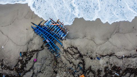 Zwei Tage, nachdem das Boot mit Migranten vor der süditalienischen Region Kalabrien gesunken war, wurden Holzstücke an einen Strand gespült.