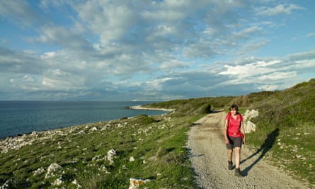 Weibliche Wanderer zu Fuß auf einer Landstraße am Kap Agios Aikaterini, in der Nähe von Agios Spiridon auf der Insel Korfu, Griechenland