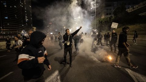 Bei Protesten in Tel Aviv kommt es am Samstag zu Zusammenstößen zwischen Demonstranten und der Polizei.