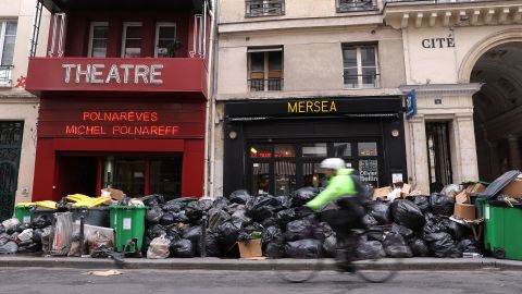 Rund 4.400 Tonnen Müll warteten am Samstag auf den Straßen von Paris auf ihre Abholung, sagte eine Sprecherin des Bürgermeisteramtes.