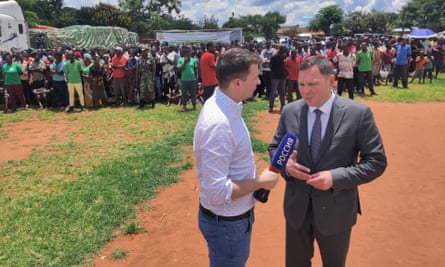 Der russische Botschafter in Malawi und Simbabwe, Nikolay Krasilnikov, spricht zu den Medien in Mkwinda