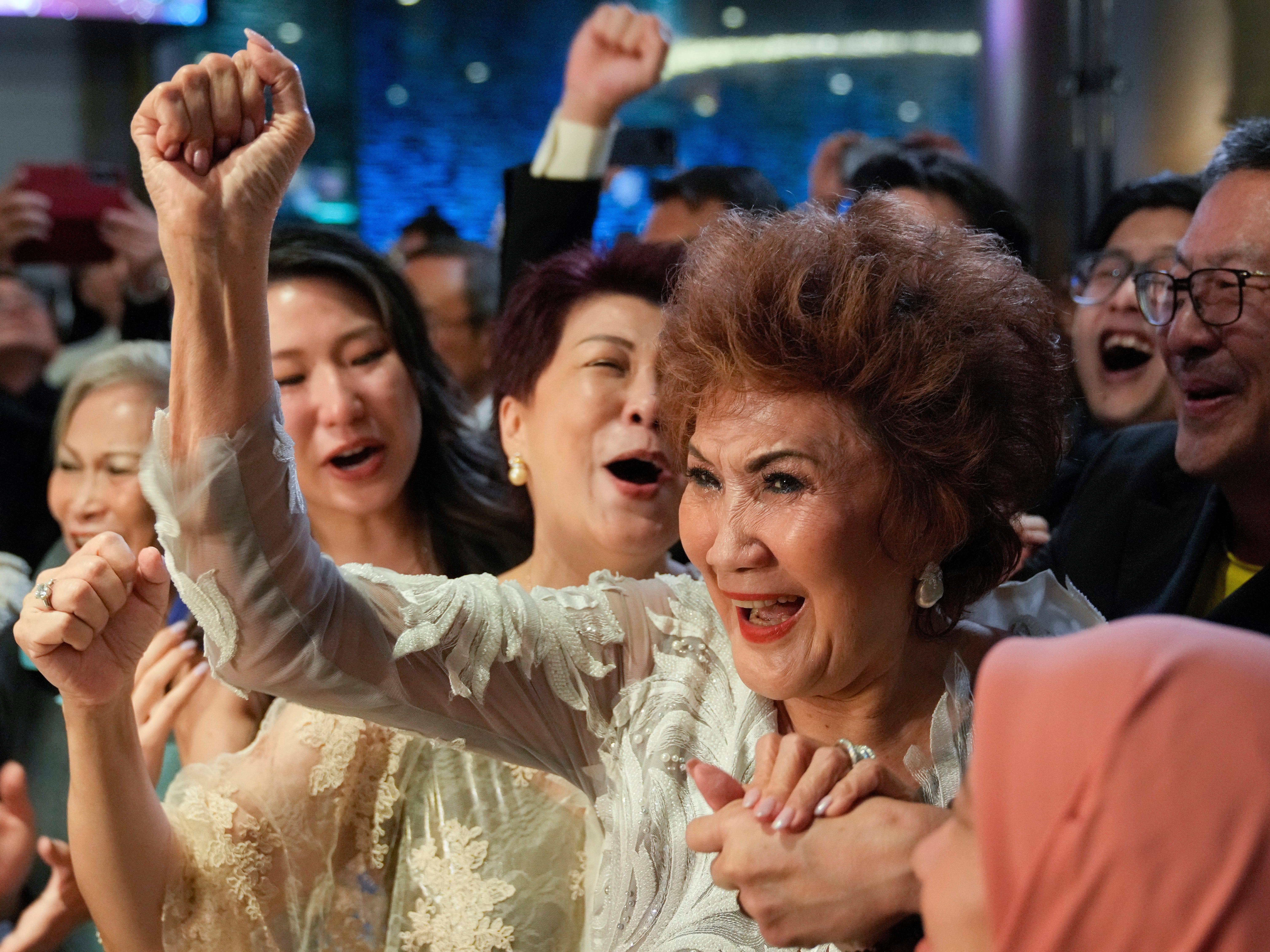 Janet Yeoh, Mutter von Michelle Yeoh, feiert, nachdem ihre Tochter bei den 95. Academy Awards in Los Angeles in der Kategorie beste Schauspielerin gewonnen hat, wie in einer Live-View-Veranstaltung in einem Kino in Kuala Lumpur, Malaysia, am Montag, 13.