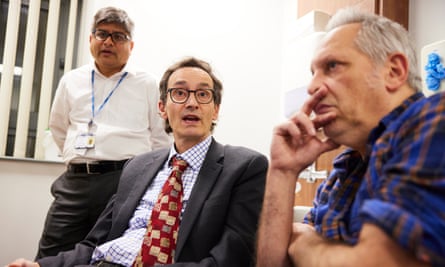 Der Neuroradiologe Maneesh Bhojak (links) und Prof. Tom Solomon geben ihr Urteil ab.