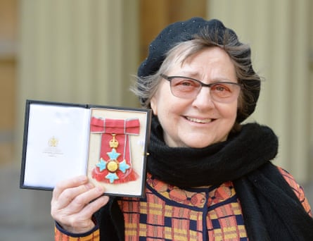 Sie zeigt ihre Medaille, nachdem sie 2016 bei einer Investiturzeremonie im Buckingham Palace zur Dame ernannt wurde