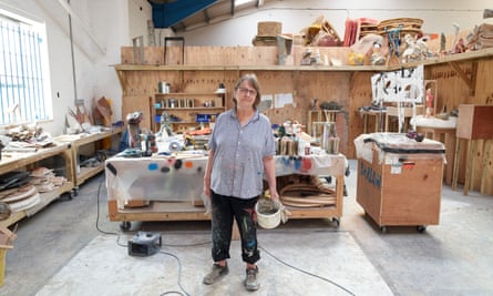 Phyllida Barlow in ihrem Atelier im Jahr 2018.