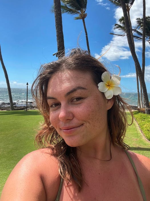 Teaghan Skulszki Selfie mit Blume im Haar Maui Hawaii
