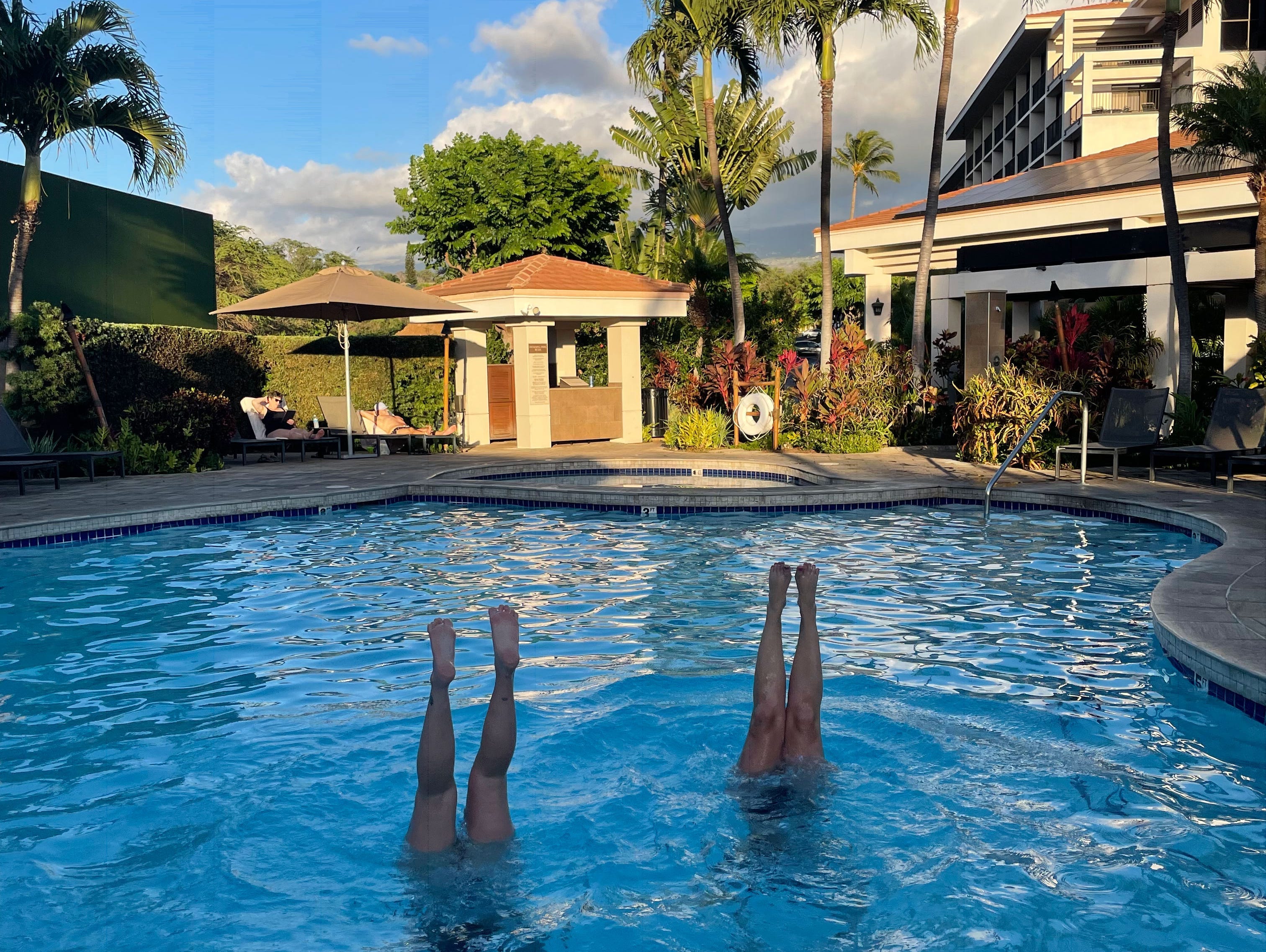Zwei Personen machen Handstände im Pool, Maui, Hawaii