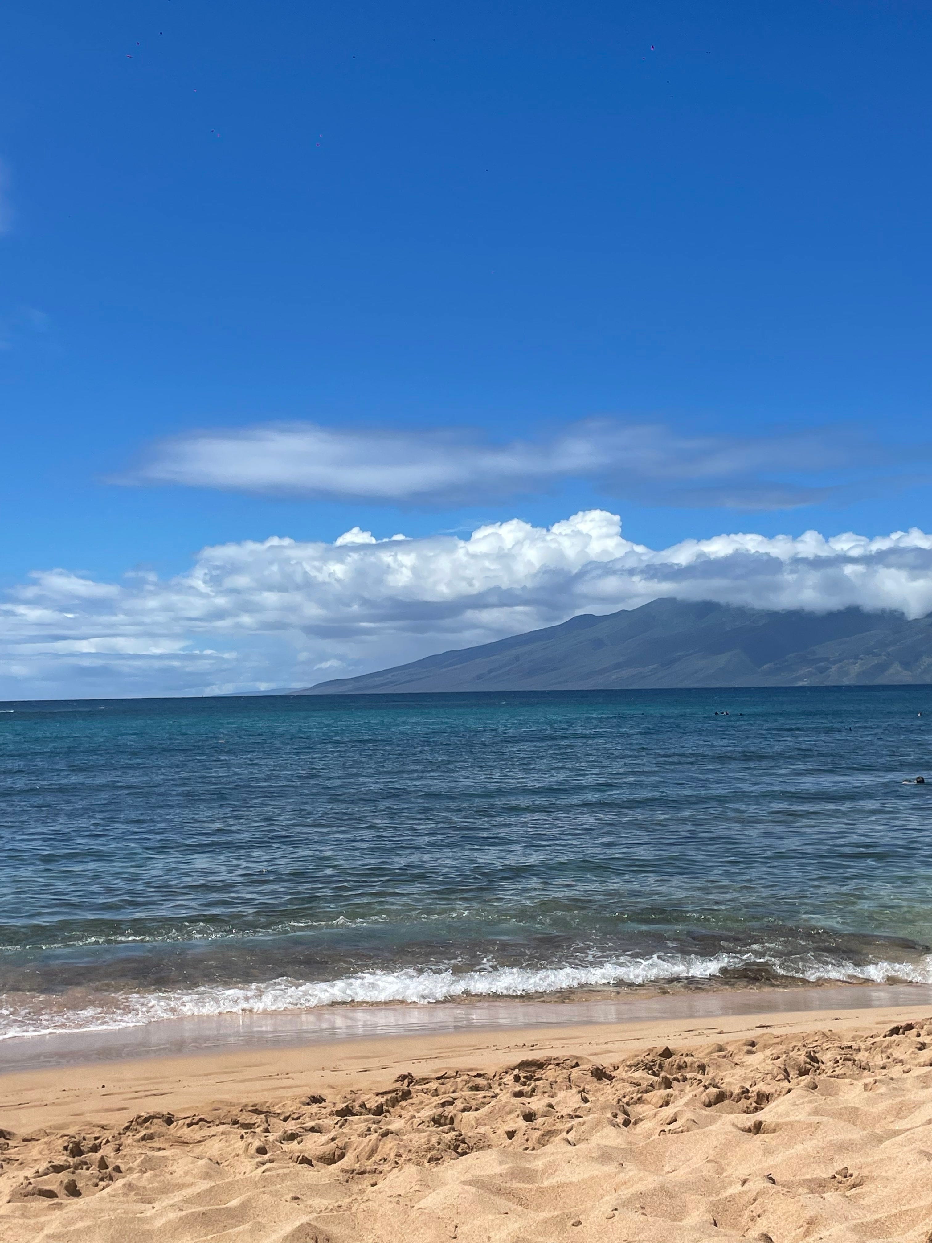 Strand in Maui, Hawaii mit Bergen im Hintergrund