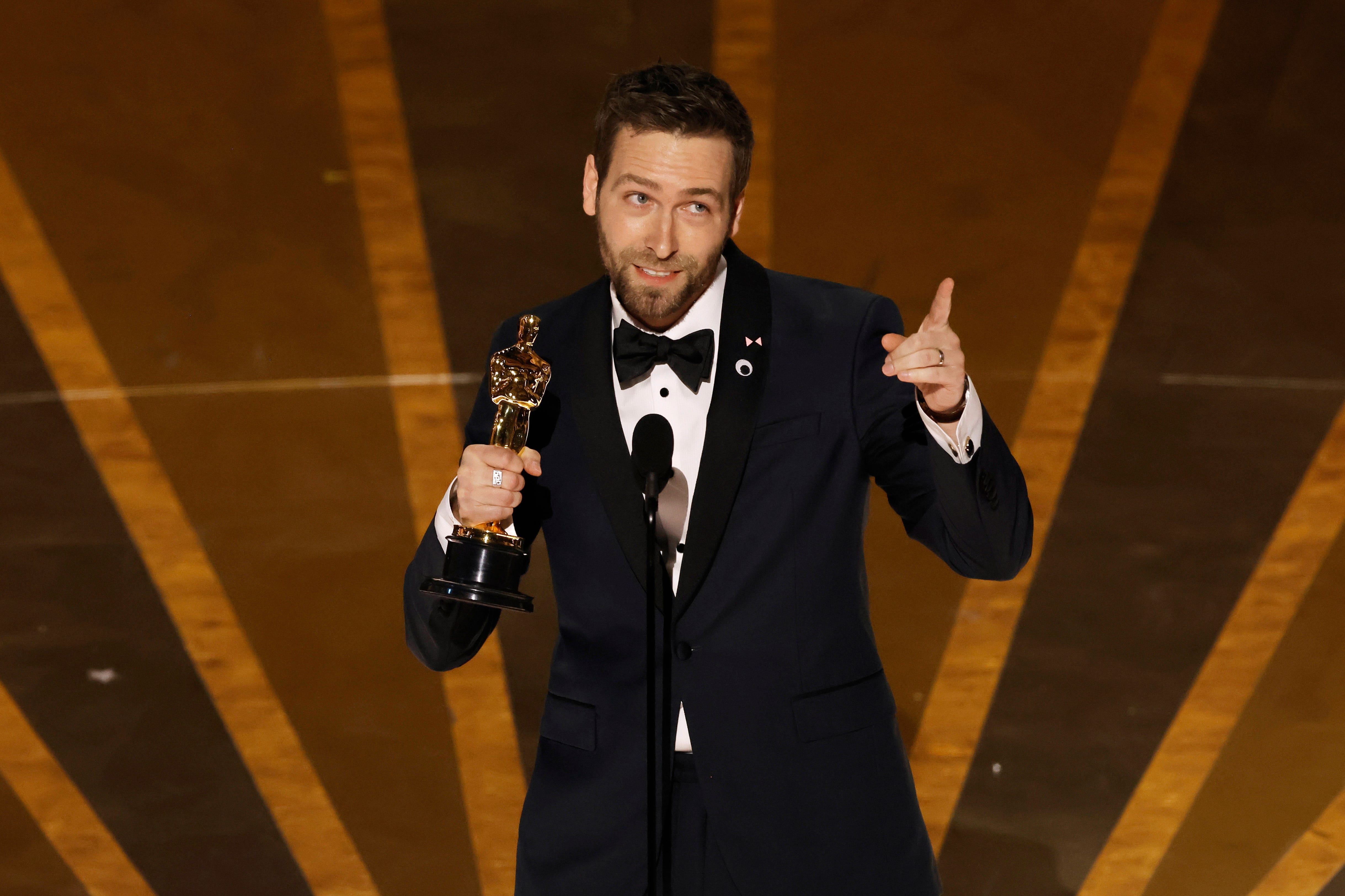 Paul Rogers nimmt den Preis für den besten Filmschnitt bei den 95. Academy Awards am 12. März 2023 in Hollywood, Kalifornien, entgegen.
