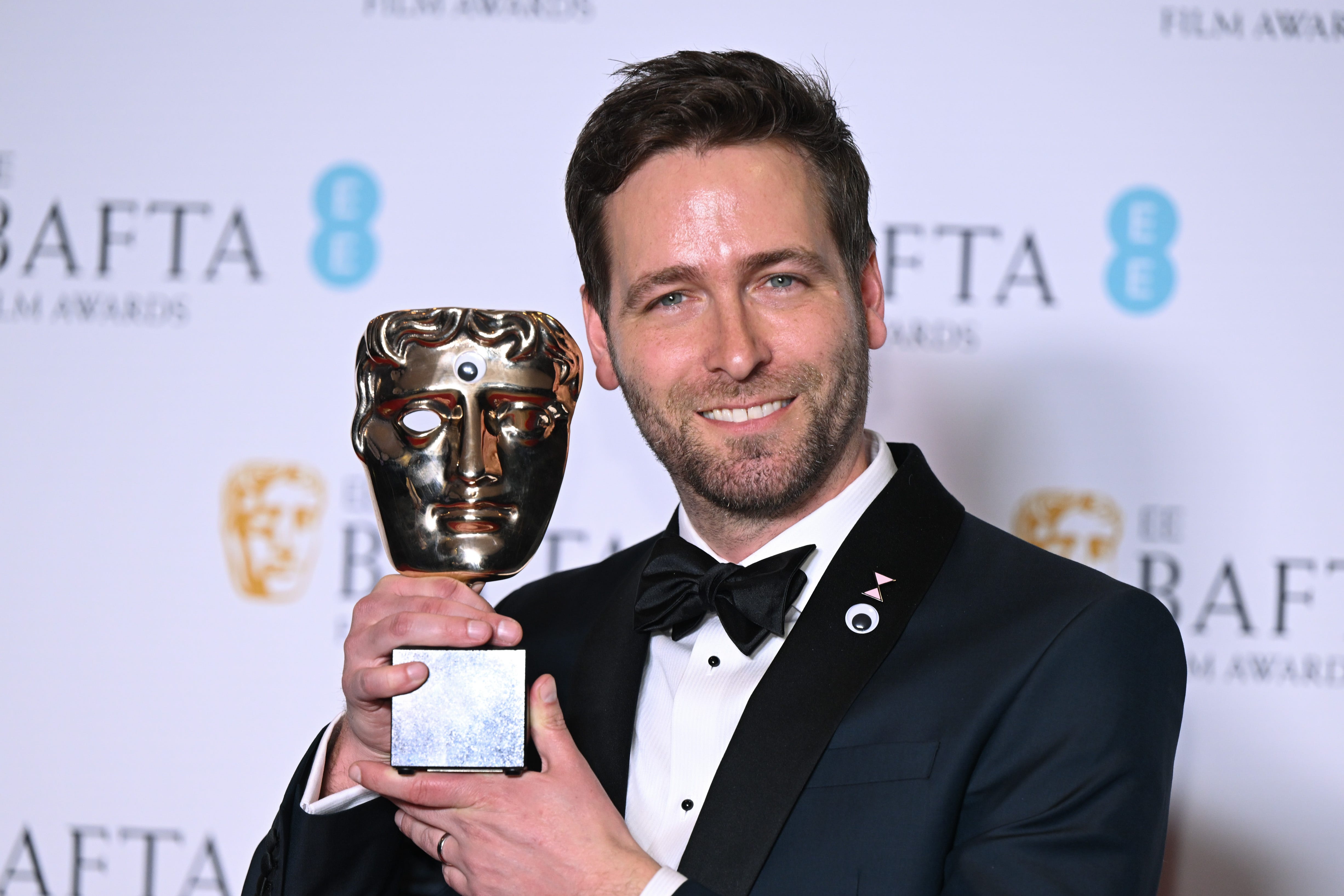 Paul Rogers posiert mit seiner Auszeichnung während der BAFTAs am 19. Februar 2023 in London, England.