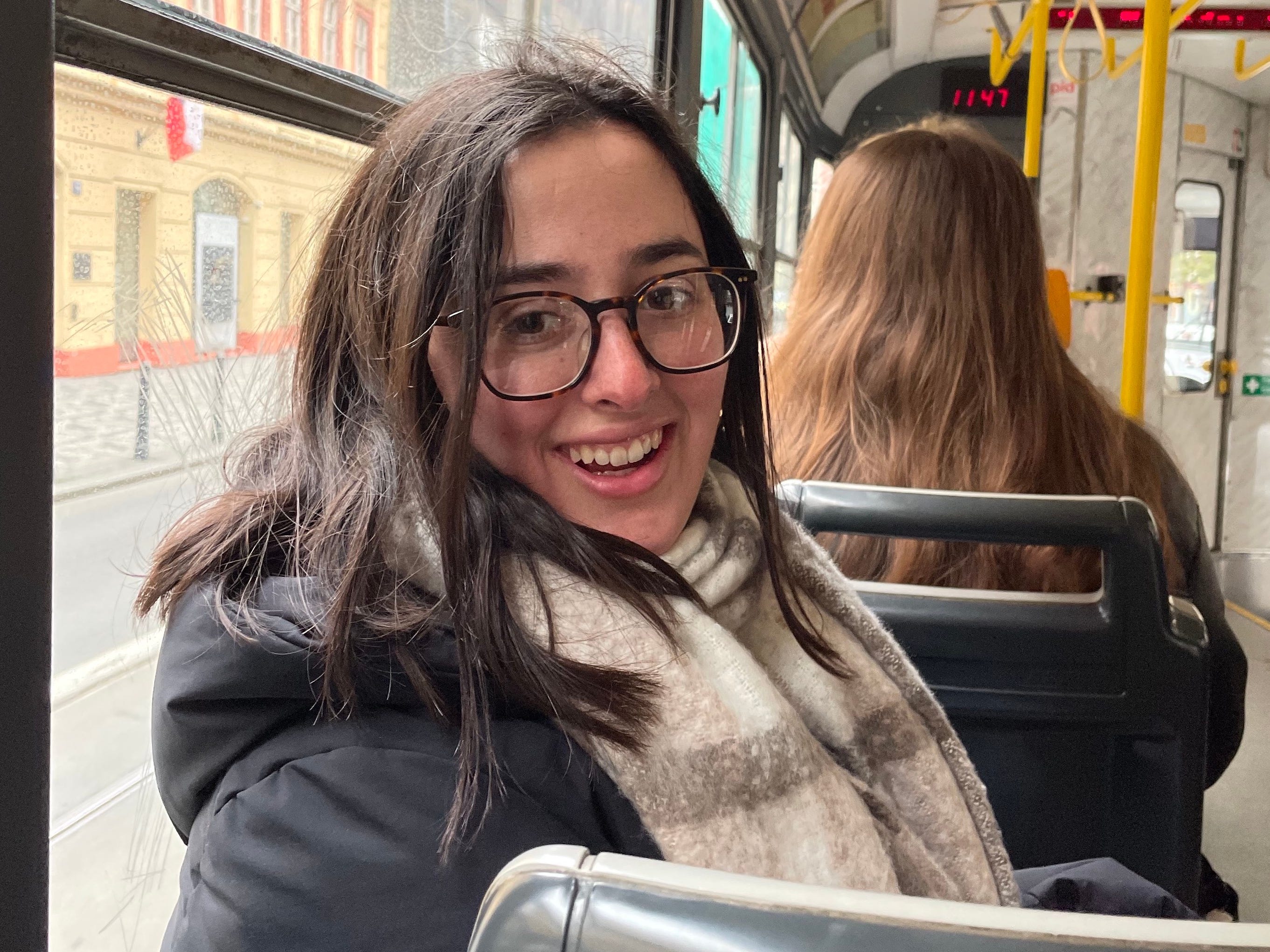 Hannah fährt mit öffentlichen Verkehrsmitteln in Prag