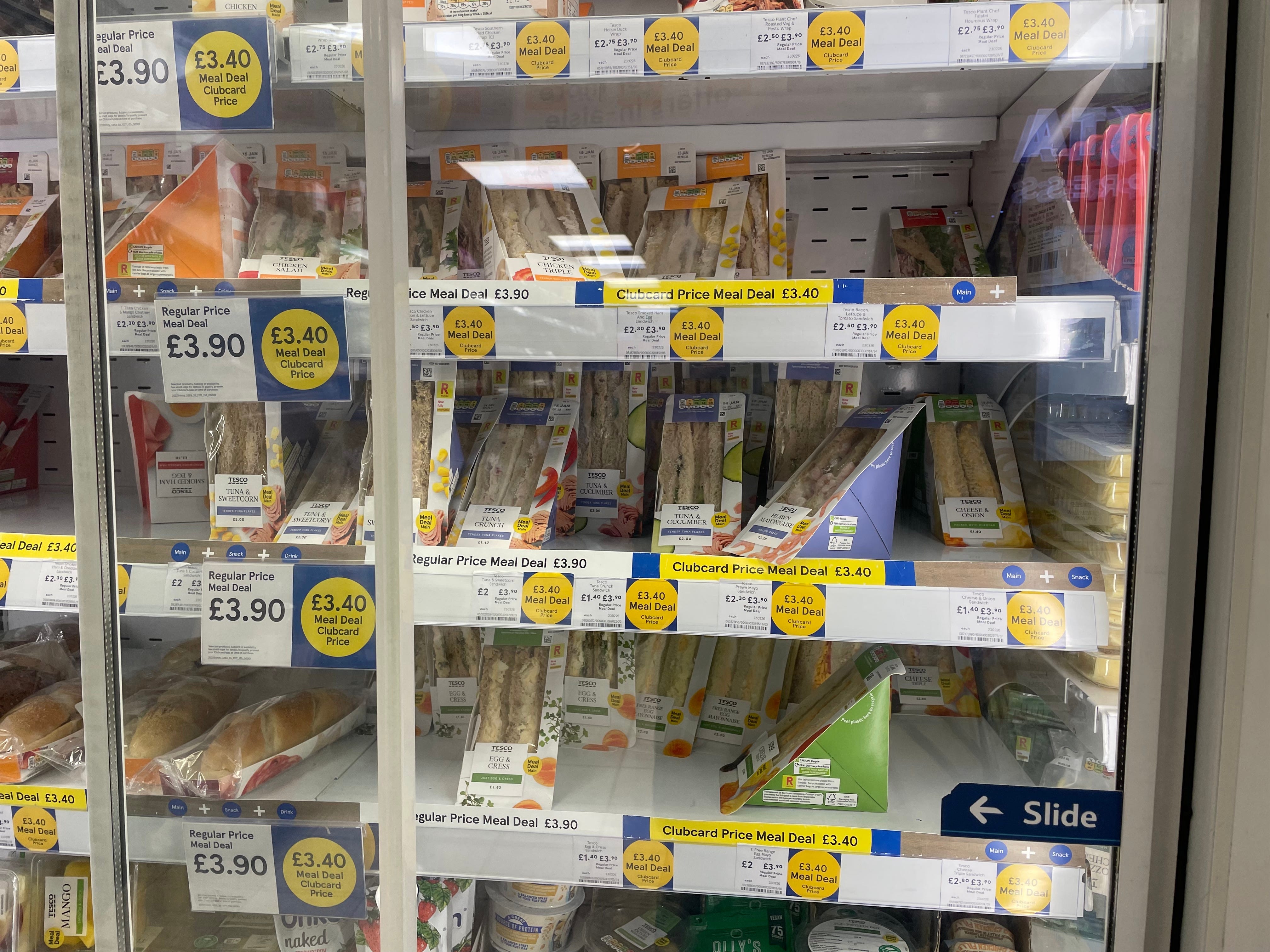 Kühlschrank voller Essensangebote bei UK Tesco