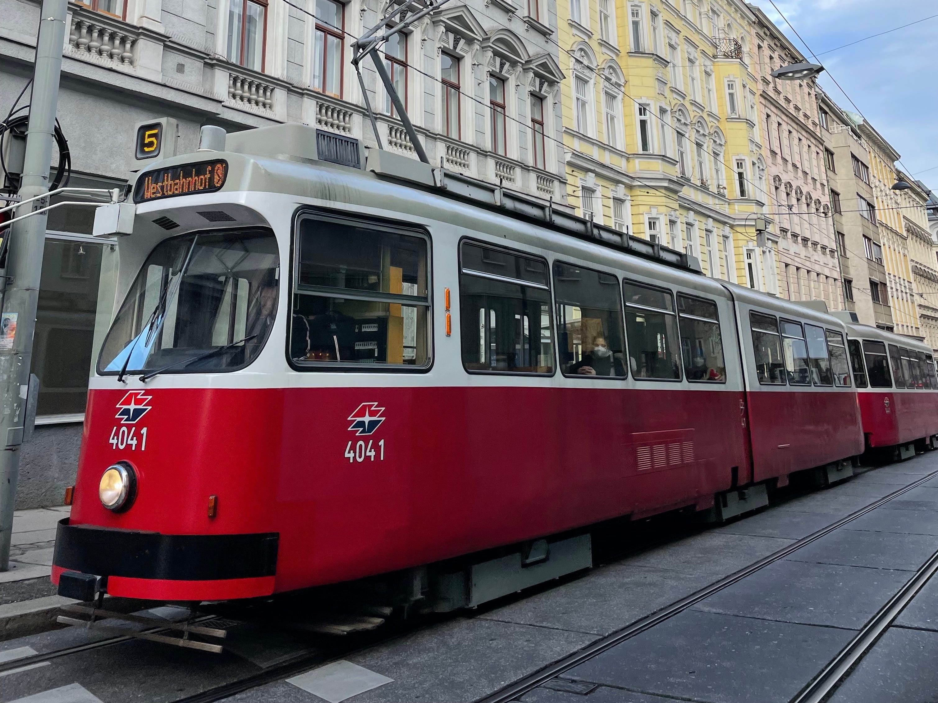 Außenaufnahme einer Straßenbahn in Wien