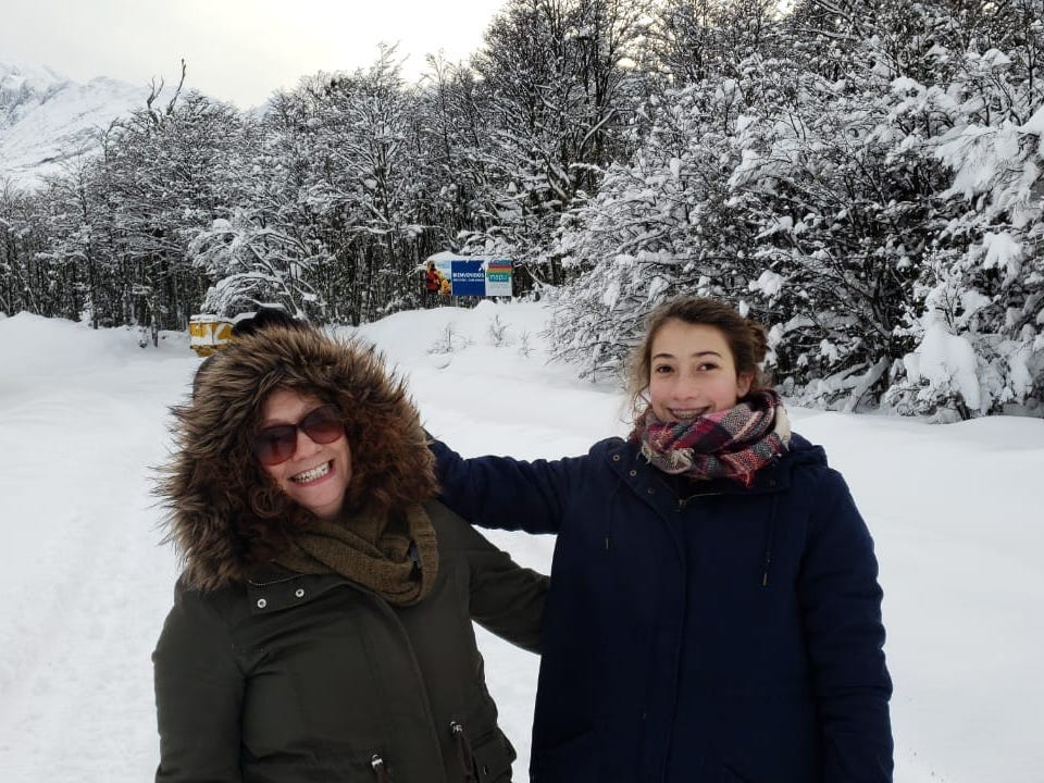 Leigh Shulman und ihre Tochter Leila tragen Mäntel im Schnee