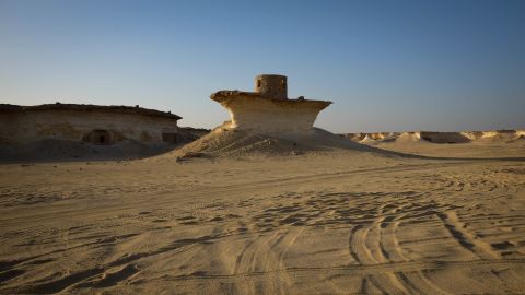 Wüstenwinde haben ungewöhnliche Formen im Felsen geschaffen.
