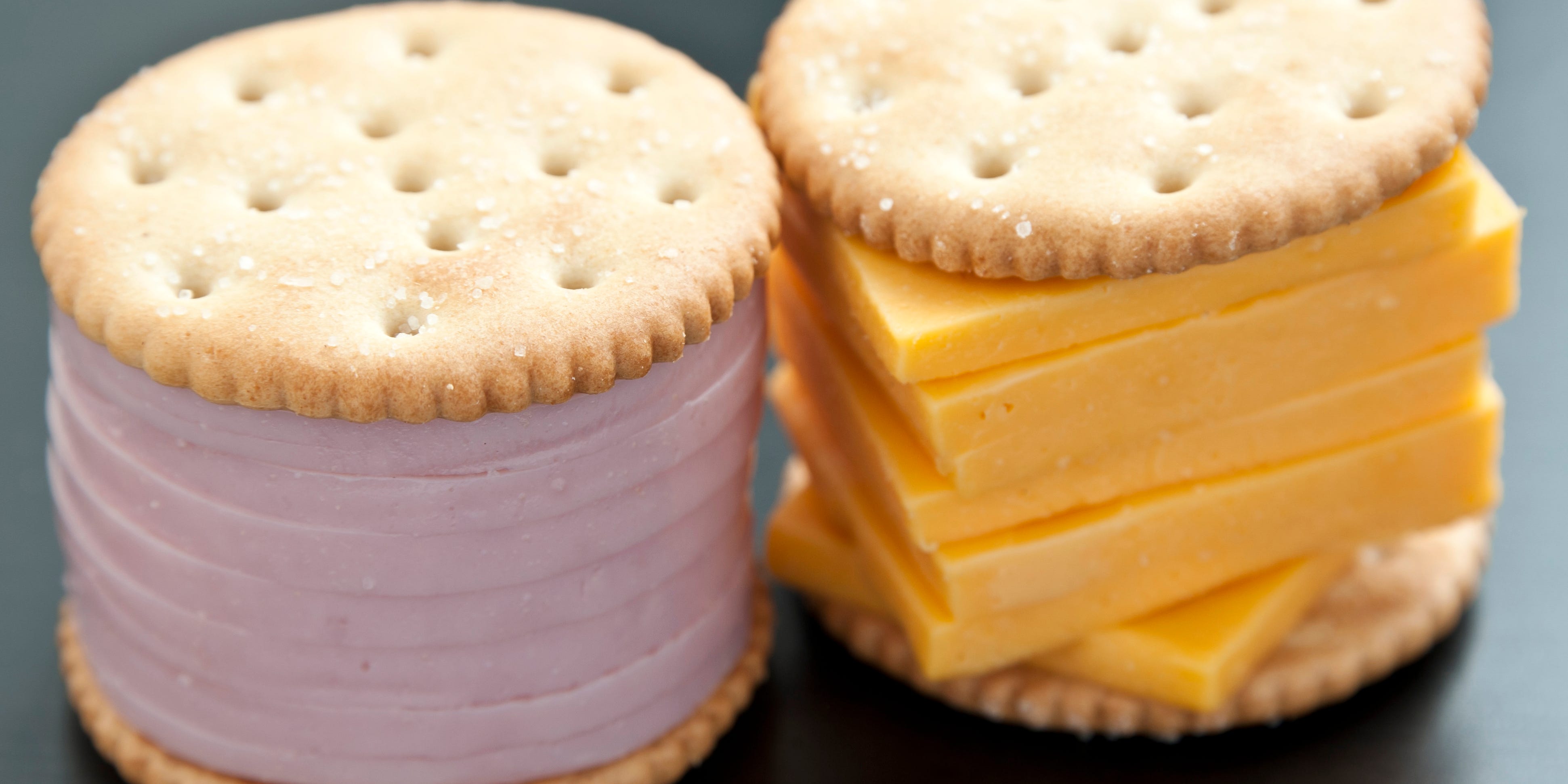 Cracker-Sandwiches mit Schinken und Käse.