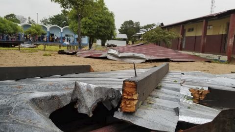 Das beschädigte Dach einer Schule liegt am 24. Februar auf dem Spielplatz in Vilanculos, Mosambik.