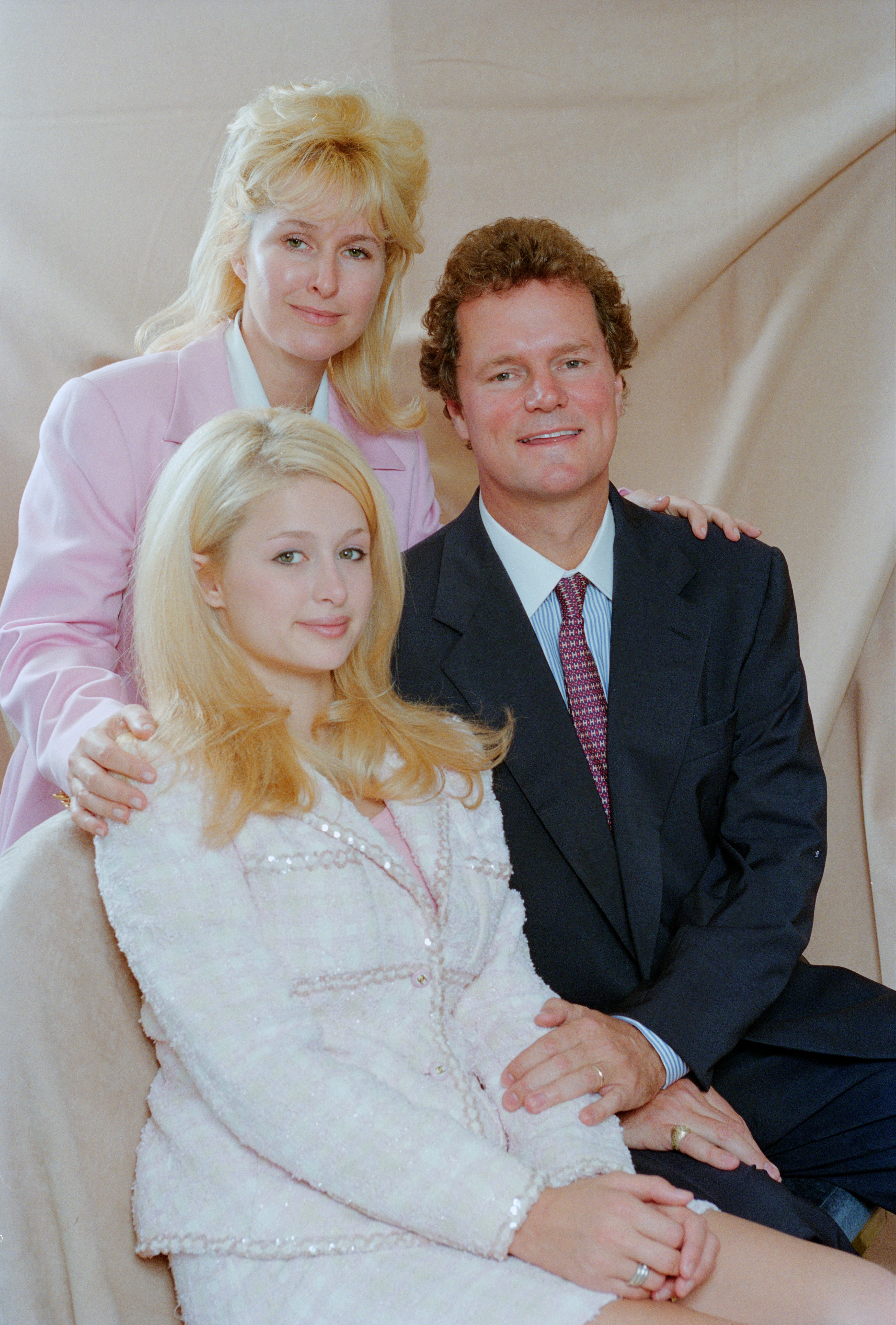 Paris Hilton mit ihren Eltern Kathy und Richard Hilton im Jahr 1996, bevor sie gezwungen wurde, ein therapeutisches Internat zu besuchen.