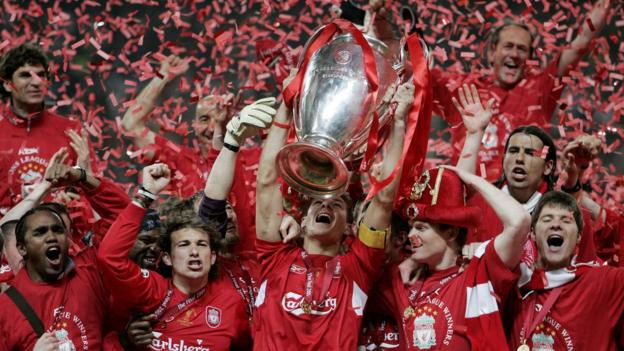 Liverpool-Kapitän Steven Gerrard hält 2005 in Istanbul den Champions-League-Pokal hoch