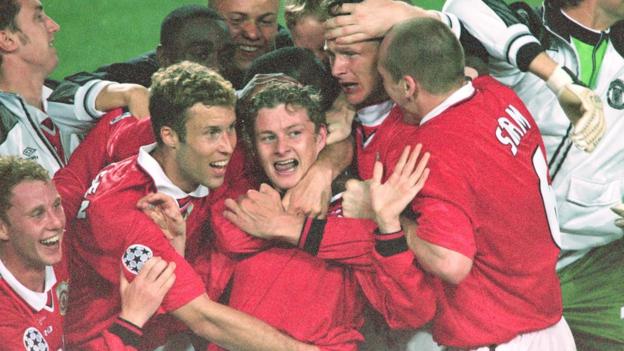 Ole Gunnar Solskjaer feiert mit seinen Teamkollegen von Man Utd, nachdem er 1999 im Champions-League-Finale den Siegtreffer erzielt hat