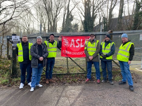 Aslef-Gewerkschaftsmitglieder an einem Streikposten vor der U-Bahnstation Rickmansworth in Rickmansworth, Hertfordshire, heute Morgen.
