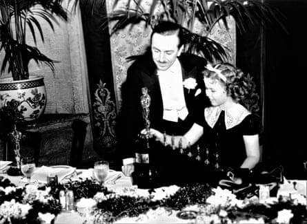 Shirley Temple überreicht Walt Disney im Februar 1939 seinen Sonderpreis Oscar für Schneewittchen, darunter sieben Mini-Statuetten.