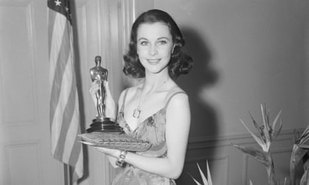 Vivien Leigh mit ihrem Oscar für die beste Schauspielerin für „Vom Winde verweht“ im Jahr 1940 … er wurde später für 536.000 Dollar verkauft.
